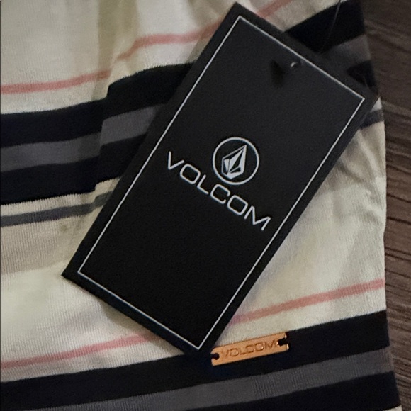 Volcom Black and White Striped Top with Brown Shorts size Medium - Picture 2 of 4